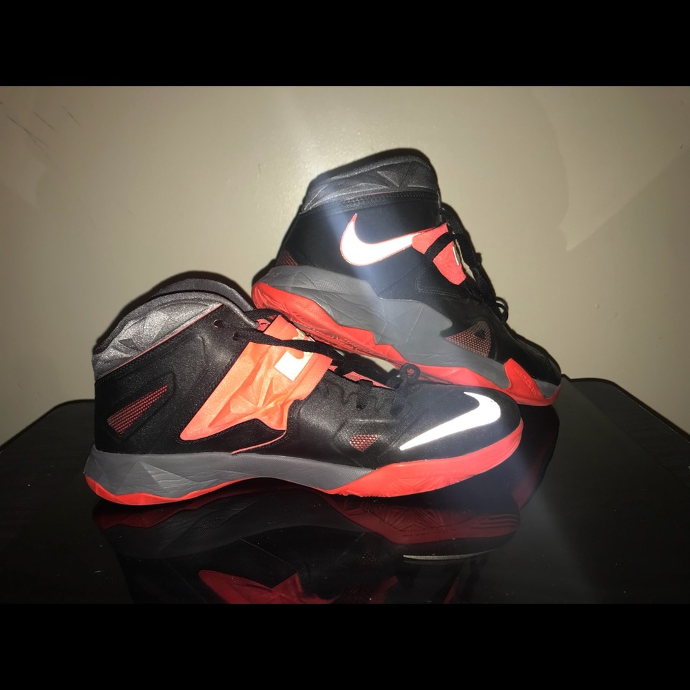 Men’s LeBron Soldier 7 Basketball Sneakers